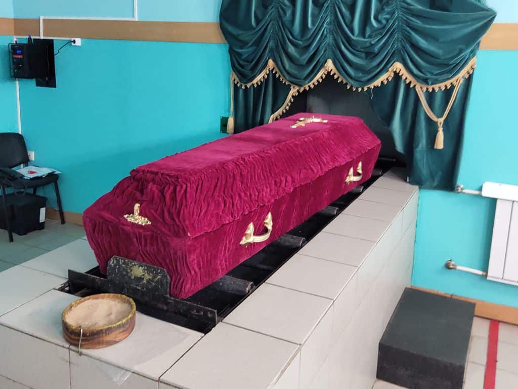 гроб с бархатной обивкой бордового цвета