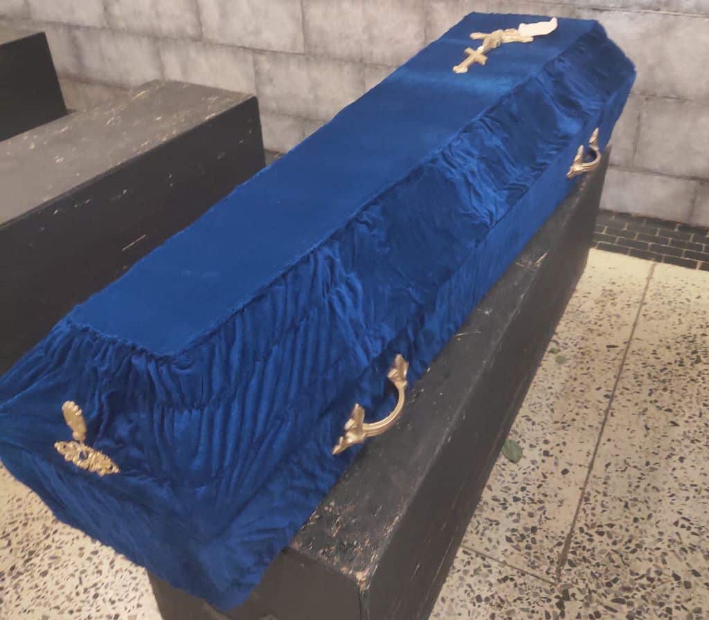 гроб с бархатной обивкой синего цвета