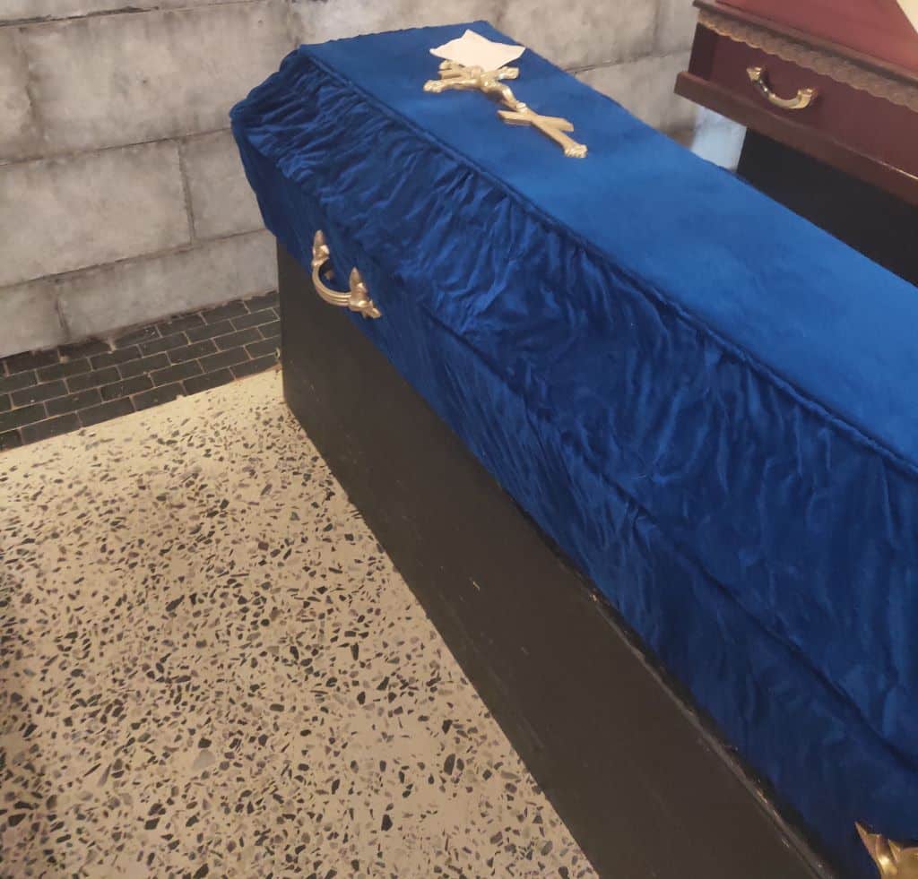 гроб бархат с обивкой синего цвета