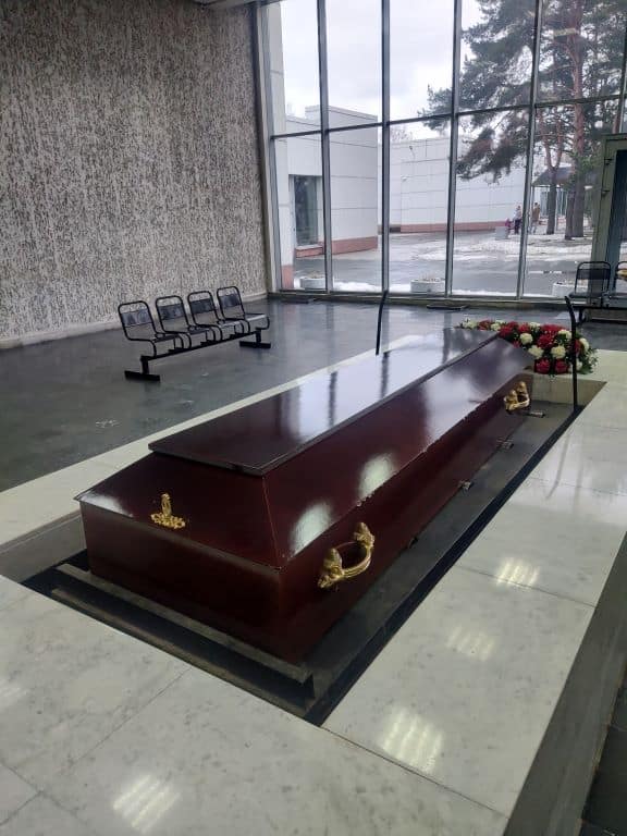 гроб для прощания в зале крематория